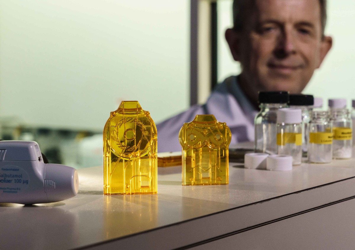 Makers van de RUG #2: Erik Frijlink (@ScienceLinX), hoogl. Farmaceutische Technologie en Biofarmacie 🧬 Frijlink bedacht een inhalator die al zeker door 600.000 patiënten wereldwijd wordt gebruikt 🌏 De foto (@reyerboxem) toont enkele van zijn ontwerpen. rug.nl/news/2024/03/c…