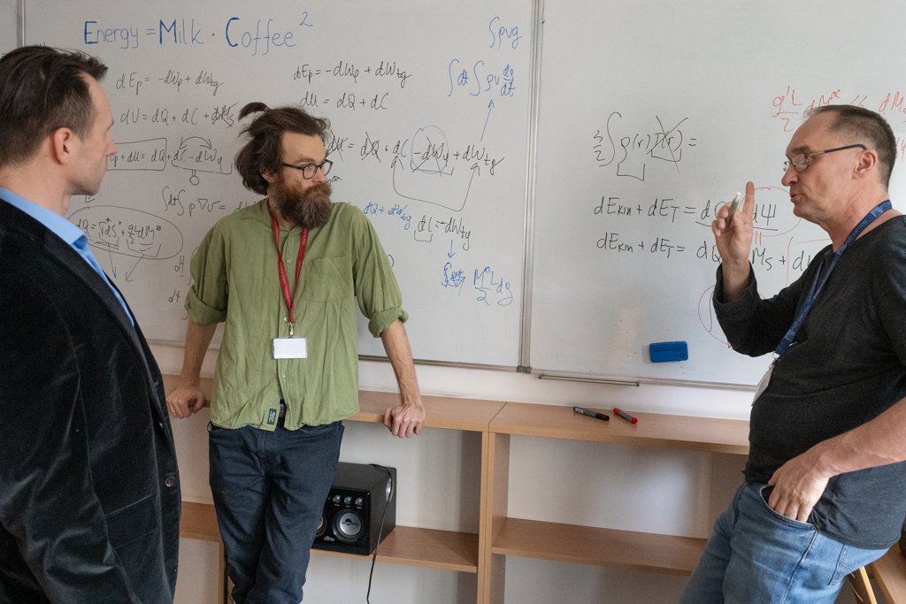 ICHF_PAN's tweet photo. Meet the Soft Condensed Matter Group (https://t.co/yvDePLIPLD), led by Prof. Robert Hołyst. Composed of an interdisciplinary team of physicists, biologists, chemists, engineers, and biotechnologists, this Group is part of our Excellence Cluster 1. 
Pics. Karol Karnowski.
#IPC_PAS https://t.co/KdCnc65m4h