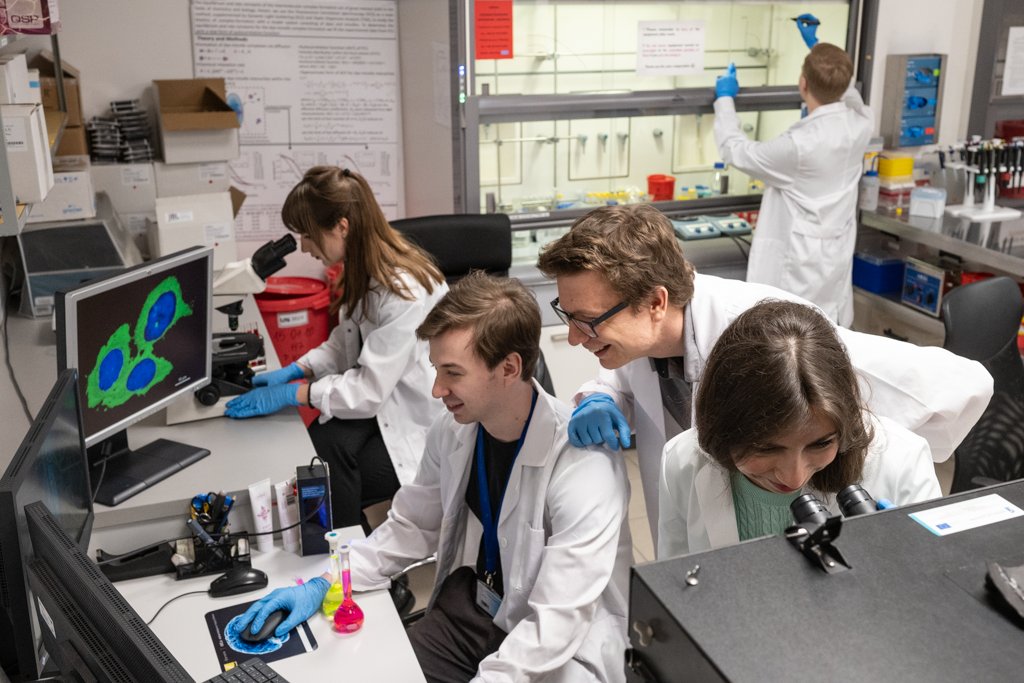 ICHF_PAN's tweet photo. Meet the Soft Condensed Matter Group (https://t.co/yvDePLIPLD), led by Prof. Robert Hołyst. Composed of an interdisciplinary team of physicists, biologists, chemists, engineers, and biotechnologists, this Group is part of our Excellence Cluster 1. 
Pics. Karol Karnowski.
#IPC_PAS https://t.co/KdCnc65m4h