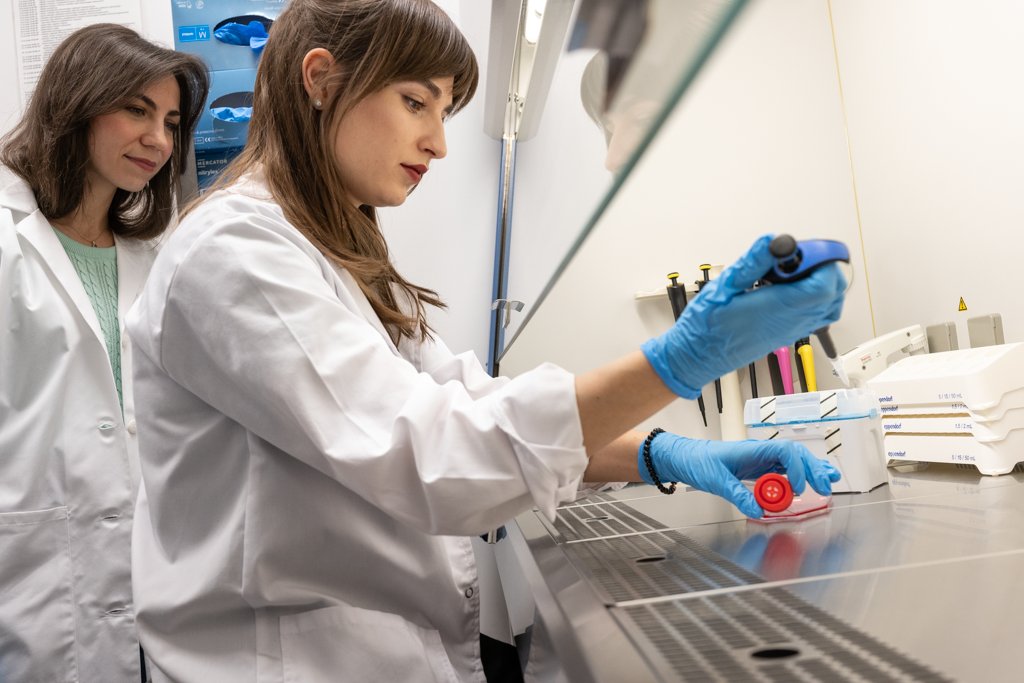 ICHF_PAN's tweet photo. Meet the Soft Condensed Matter Group (https://t.co/yvDePLIPLD), led by Prof. Robert Hołyst. Composed of an interdisciplinary team of physicists, biologists, chemists, engineers, and biotechnologists, this Group is part of our Excellence Cluster 1. 
Pics. Karol Karnowski.
#IPC_PAS https://t.co/KdCnc65m4h