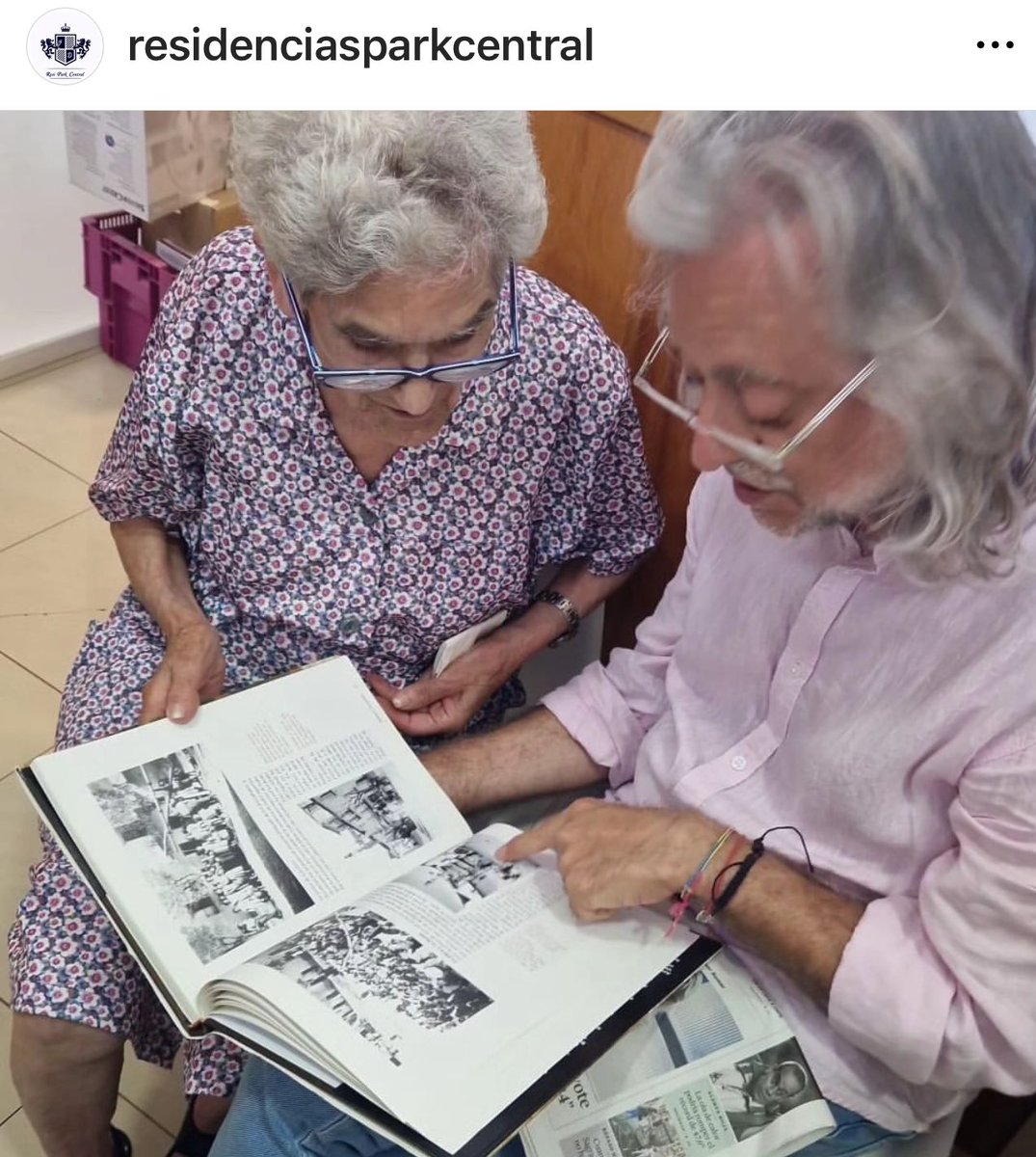 ParkCentralResi's tweet photo. @amelanovela #amelanovela #residenciasparkcentral Qué honor regalarle mi #libro sobre #Forcall a esta vecina de Cinctorres (Ports de Morella) tan bondadosa, #amorosa,
íntegra y fuerte. #mujer ejemplar que siempre acepta las cosas de la #vida con el #corazón sonriente y abierto. https://t.co/kPXkVRqMrQ