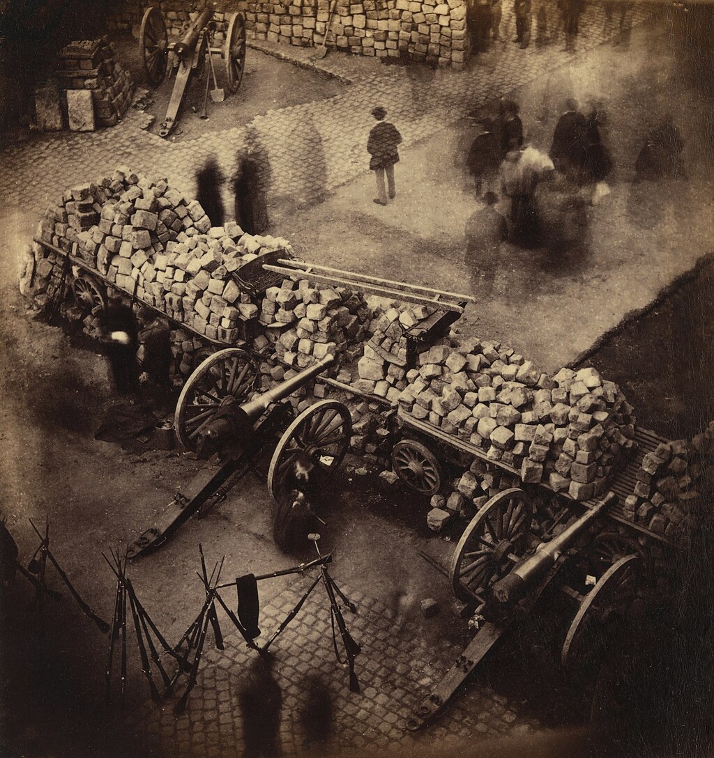 «Barricada, París 1871». Fotografía de Pierre-Ambroise Richebourg.