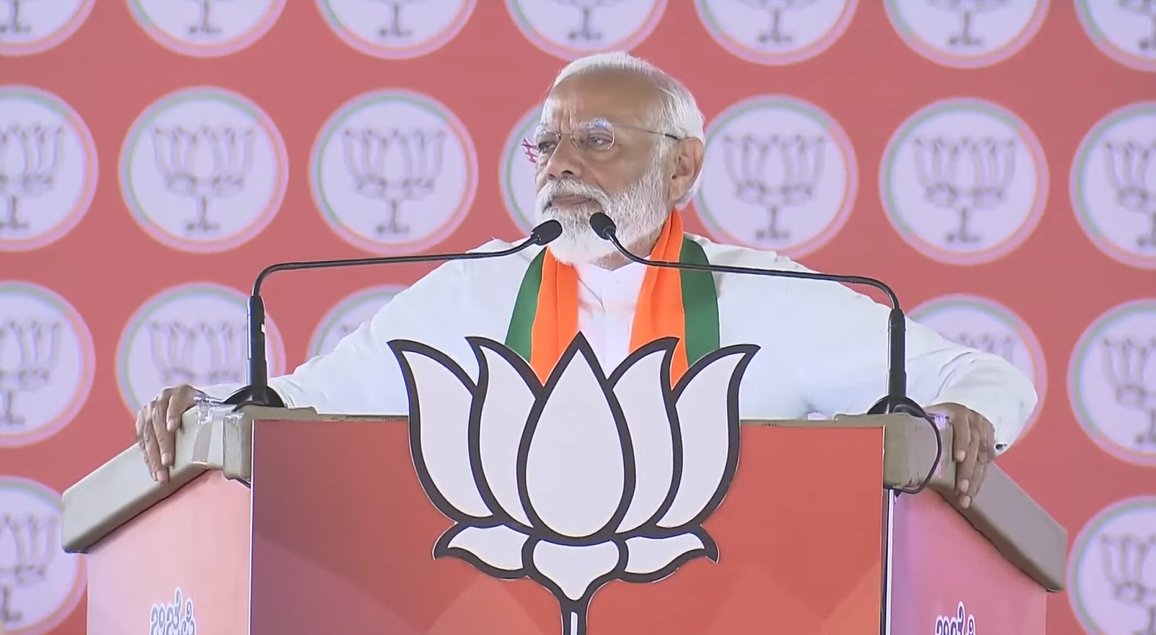 BJP4India's tweet photo. कांग्रेस के पास विकास का एजेंडा नहीं है इसलिए वह तरह-तरह के हथकंडे अपनाती है। 

कांग्रेस का पहला हथकंडा है - झूठ बोलो! बड़े-बड़े झूठ बोलो!

कांग्रेस की दूसरा हथकंडा है - अपने झूठ को ढकने के लिए, नए झूठ बोलो।

कांग्रेस का तीसरा हथकंडा है - जब पकड़े जाओ, तो अपनी करतूतों का ठीकरा दूसरों के सर फोड़ दो।

- पीएम @narendramodi