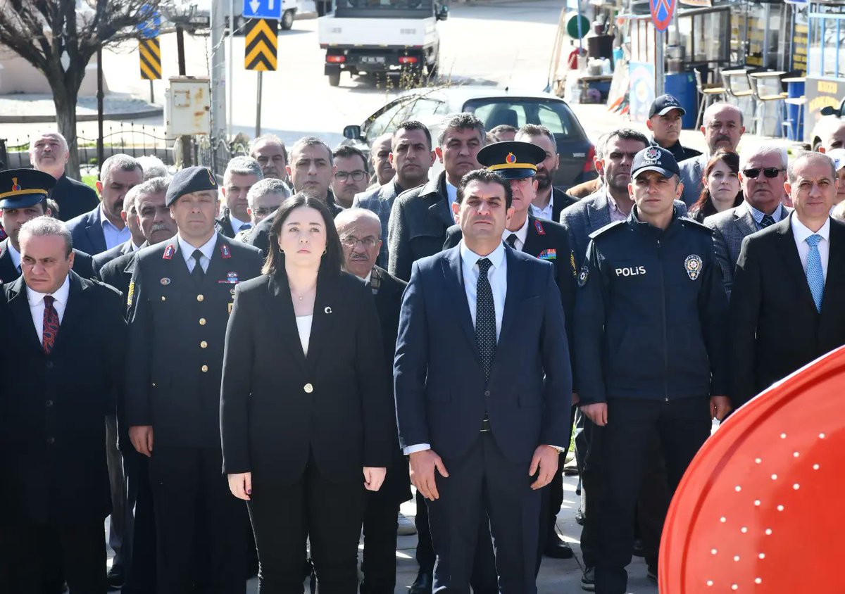 huyukbld's tweet photo. 18 Mart Çanakkale Zaferi´nin 109. yılı kutlamaları Atatürk Anıtına çelenk sunma töreni ile başaladı. Program Hüyük Belediyesi Kültür Etkinlikleri Salonunda Öğretmen ve Öğrencileri tarafından hazırlanan etkinlikler ile coşkuyla kutlandı @mcigdem42 @nurryalcinkaya
#Canakkalezaferi https://t.co/uBehVpHZNC
