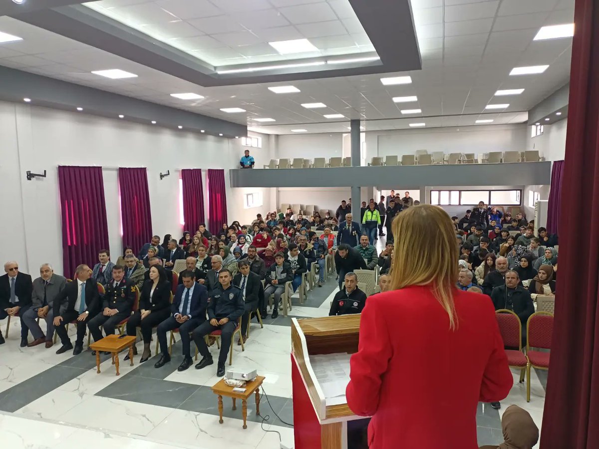 huyukbld's tweet photo. 18 Mart Çanakkale Zaferi´nin 109. yılı kutlamaları Atatürk Anıtına çelenk sunma töreni ile başaladı. Program Hüyük Belediyesi Kültür Etkinlikleri Salonunda Öğretmen ve Öğrencileri tarafından hazırlanan etkinlikler ile coşkuyla kutlandı @mcigdem42 @nurryalcinkaya
#Canakkalezaferi https://t.co/uBehVpHZNC