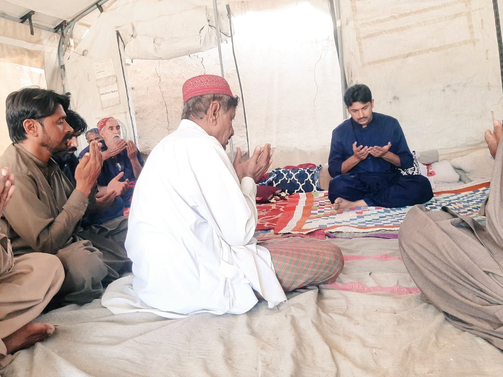 Magsi094's tweet photo. سابق ايم پي اي سردار حزب الله خان ٻگھيو جي فرزند سردار محمد علي خان ٻگھيو ڳوٺ ٻلھڙيجي ۾ ھاري ڪاميٽي سنڌ جي سابق صدر گلاب پيرزادو سان گھر واري جي وفات تي تعزيت ڪئي جيسر،ابڙا برادري سان پڻ پيارن جي وفات تي تعزيتون ڪيون 
ساڻ پ پ اڳواڻ محمد خان چنو منظور احمد فراز علي پيرزادو گڏ ھيا https://t.co/oheGrgzjOG