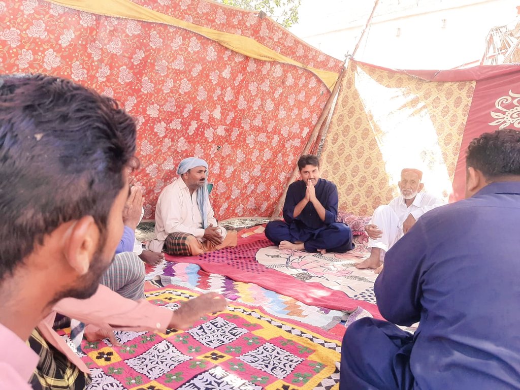 Magsi094's tweet photo. سابق ايم پي اي سردار حزب الله خان ٻگھيو جي فرزند سردار محمد علي خان ٻگھيو ڳوٺ ٻلھڙيجي ۾ ھاري ڪاميٽي سنڌ جي سابق صدر گلاب پيرزادو سان گھر واري جي وفات تي تعزيت ڪئي جيسر،ابڙا برادري سان پڻ پيارن جي وفات تي تعزيتون ڪيون 
ساڻ پ پ اڳواڻ محمد خان چنو منظور احمد فراز علي پيرزادو گڏ ھيا https://t.co/oheGrgzjOG