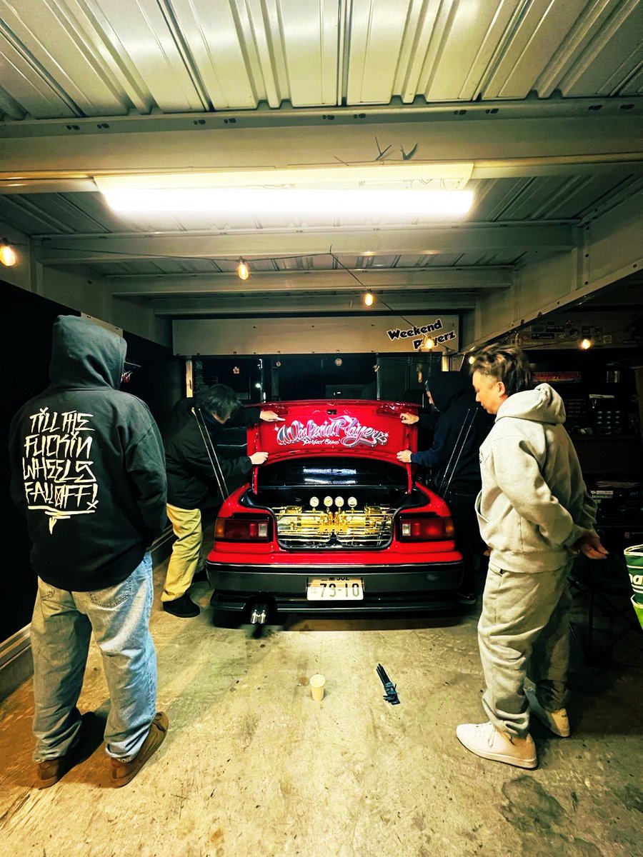 PASSINGBREEZE92's tweet photo. “PERFECT CRIME”
ヤッチャンへのサプライズで描かせて頂きました。
プレジのアイデアでトランク裏のプレスラインに合わせアクリルをカット。
そこにドカーーンと🖌
そしてリョースケ君の構成のもと制作動画!
ユートもロッカー制作✂️
#WEEKENDPLAYERZ
#BlueCAsign
#NYATS
#ユートメタル
#Family https://t.co/UAG5sZZOTk