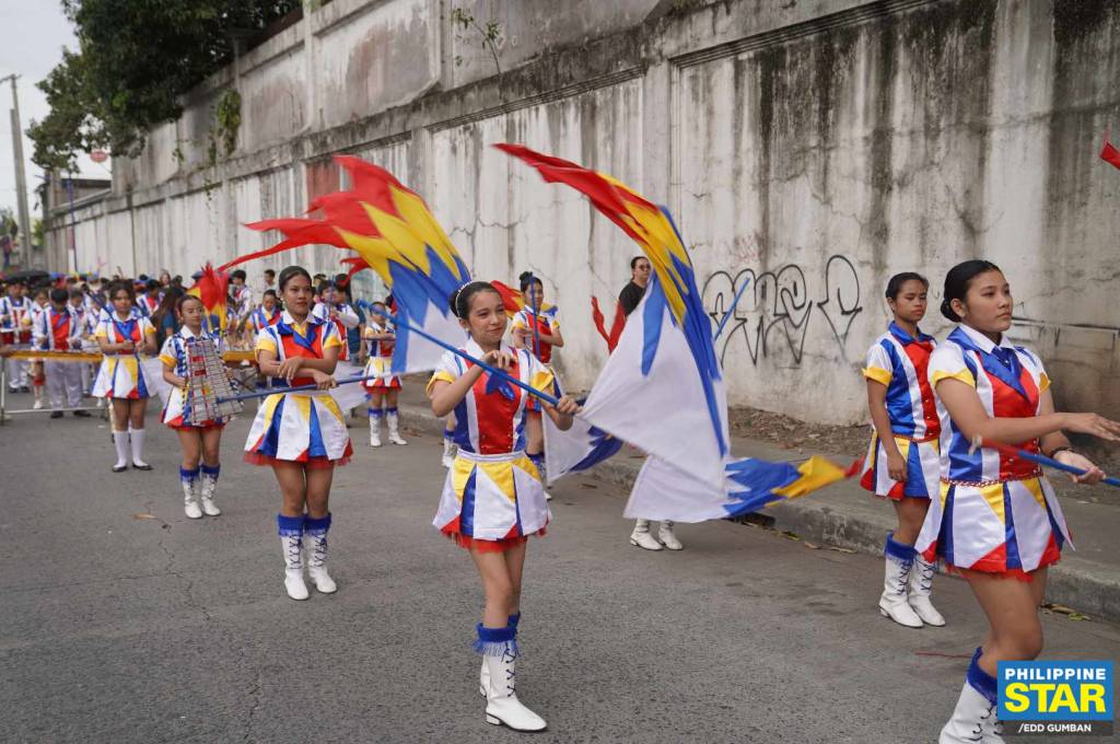 mokugekishanews's tweet photo. @shekimusic_ Any reactions regarding a viral photo of a drum and lyre band in Cavite na nagperform habang suot nila yung costume na inspired sa PFC uniform last March 9?

Thank you.

#SHEKI #MNL48 https://t.co/CktfRRZmh7