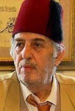 Solda Türk kızı Hayriye. Yaş 13, Baba adı Mehmet.

Çanakkale Bayramiç'te Yunan askerleri tarafından tecavüz edildikten sonra el bombasıyla çenesi parçalandı.

Sağda ise "Keşke Yunan kazansaydı" diyen Kadir Mısıroğlu.