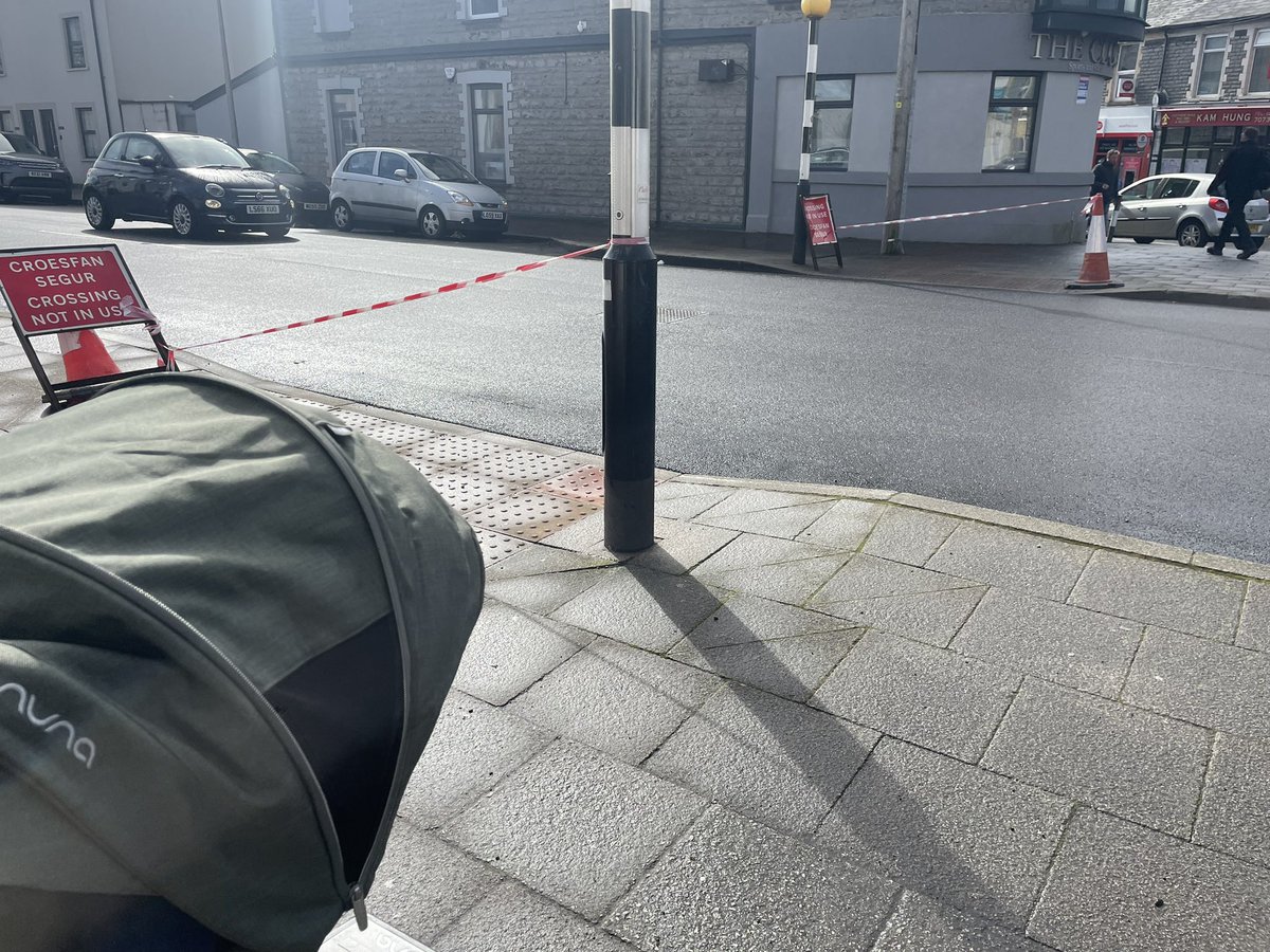 Hi <a href="/VOGCouncil/">Vale Council 🏴󠁧󠁢󠁷󠁬󠁳󠁿🇺🇦</a> ..the closed crossing with the tape here on Plassey Street in Penarth makes it impossible for anyone using a pushchair or mobility aide to access the dropped curb. Not good enough!!! <a href="/vaughangething/">Vaughan Gething</a>