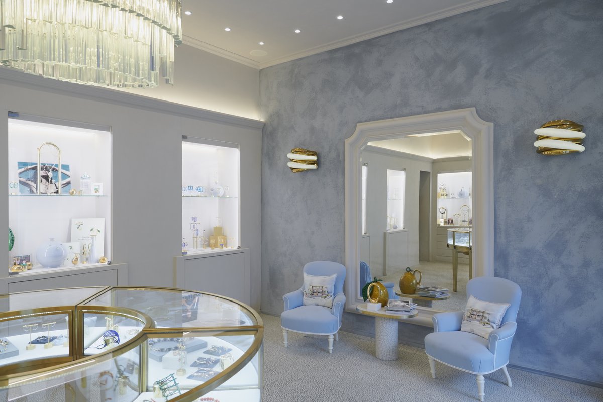 MATTEOBRIONIsrl's tweet photo. Fine-grained clay reinforced finishing plaster TerraVista Plus Smooth bespoke applied to walls and clay paint TerraSilk Structured Panna applied to wall and ceilings of Capri’s Faraone Mennella Jewelry Store. 
Prj: Studio Irvine 
Photo: Natalia Garcia
#clayplaster #MATTEOBRIONI https://t.co/jZ3AC1x0FD