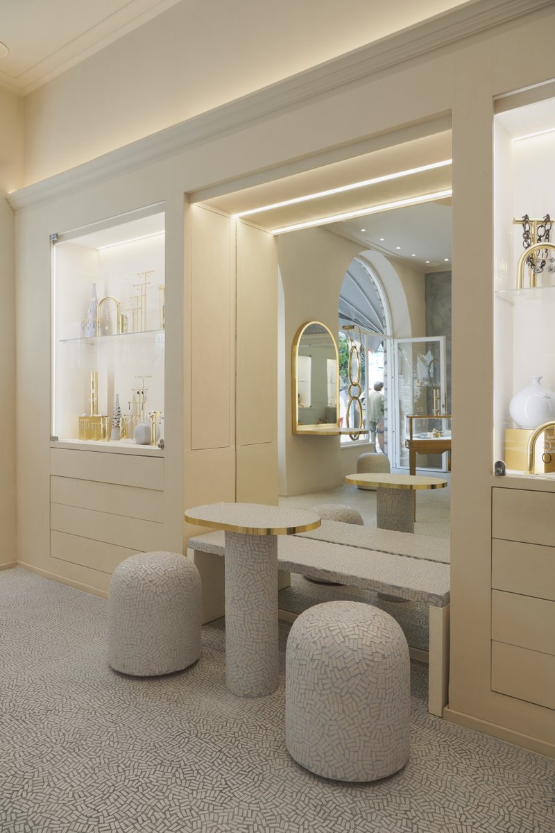 MATTEOBRIONIsrl's tweet photo. Fine-grained clay reinforced finishing plaster TerraVista Plus Smooth bespoke applied to walls and clay paint TerraSilk Structured Panna applied to wall and ceilings of Capri’s Faraone Mennella Jewelry Store. 
Prj: Studio Irvine 
Photo: Natalia Garcia
#clayplaster #MATTEOBRIONI https://t.co/jZ3AC1x0FD