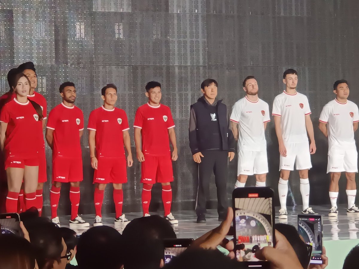 MafiaWasit's tweet photo. Overall Jersey Timnas made Erspo ini secara desain sangat memenuhi syarat untuk dipakai peserta senam SKJ ‘84 setiap jumat pagi. https://t.co/Yqp5NCaYxw