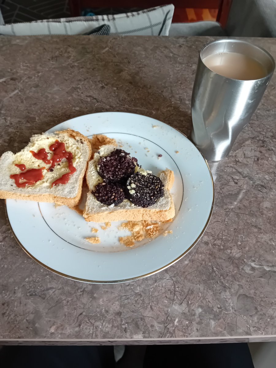 Is there anything nicer in the morning than a clonakilty black pudding sambo with ketchup on a fresh batch slice of bread 🍞 😋