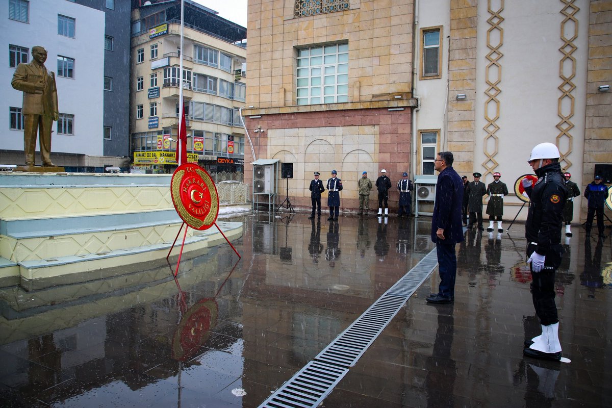 18 Mart Çanakkale Zaferi ve Şehitleri Anma Günü'nün 109. yıl dönümü münasebetiyle Hükümet Konağı'ndaki  Atatürk Anıtı'nda çelenk sunma töreni düzenlendi.
#18Mart  

@HakkariValiligi 
@alicelik_64 
@idrisyilmazz