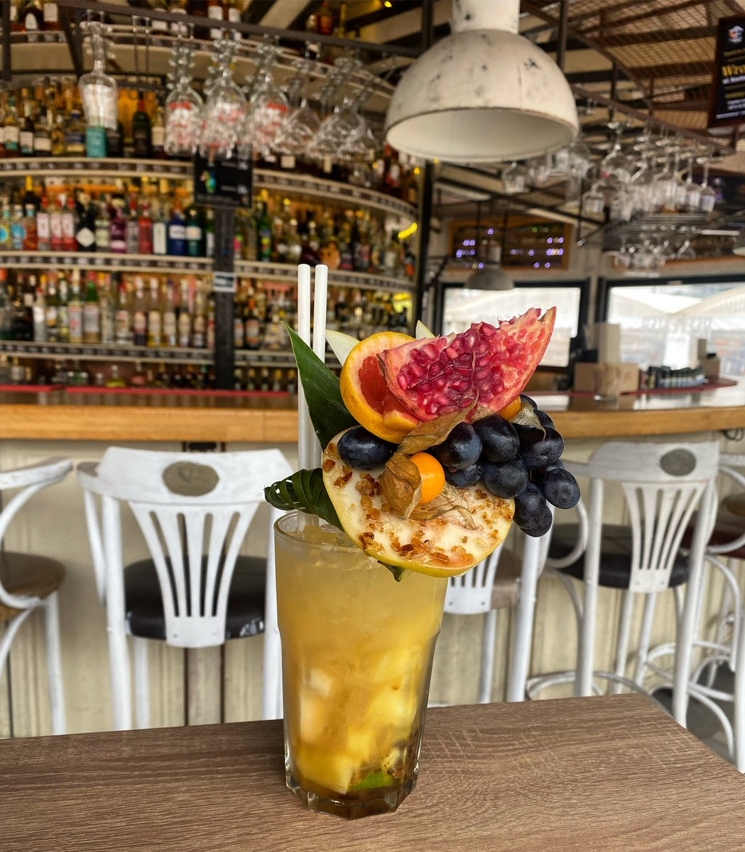 Wejdź soczyście w kolejny tydzień z nowym koktajlem tygodnia, w którym czeka na Ciebie orzeźwiająca mieszanka melona i ananasa w kąpieli rumowej. Koktajl dostępny do niedzieli we wszystkich Maxach. Enjoy! 🍹🍍🍈 #coctailbarmax #cocktailoftheweek #jastrzebiagora #sopot #warszawa
