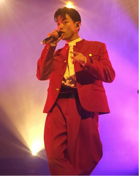 kenzo's tweet photo. Friend of the House @ericnamofficial wore a KENZO Autumn-Winter 2024 look by @nigoldeneye at his Bataclan concert in Paris.

#KENZONIGO #EricNam https://t.co/DulPFUGet6