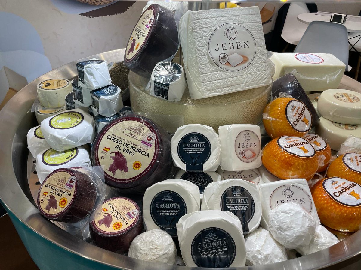 QuesosAlimer's tweet photo. ¡Ya estamos en @alimentariabcn y así de chulo ha quedado nuestro stand! Durante los próximos días, presentaremos todas nuestras variedades de quesos elaborados con pura leche de cabra. ¡Os esperamos!
🧀🐐
#quesosalimer #alimer #alimentaria #feria #alimentariabcn @Alimer_coop https://t.co/ded3if0YHv