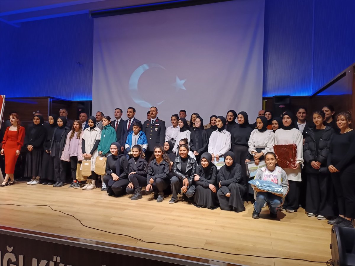 yesil_silvan's tweet photo. 18 Mart Çanakkale Şehitlerini Anma Günü ve Çanakkale Zaferi programına katıldık. Müftülüğün düzenlediği liseler arası resim yarışmasında 2. olan öğrencimiz İlknur Parlayıcı'yı tebrik ederiz. https://t.co/hFJqfDdt9E