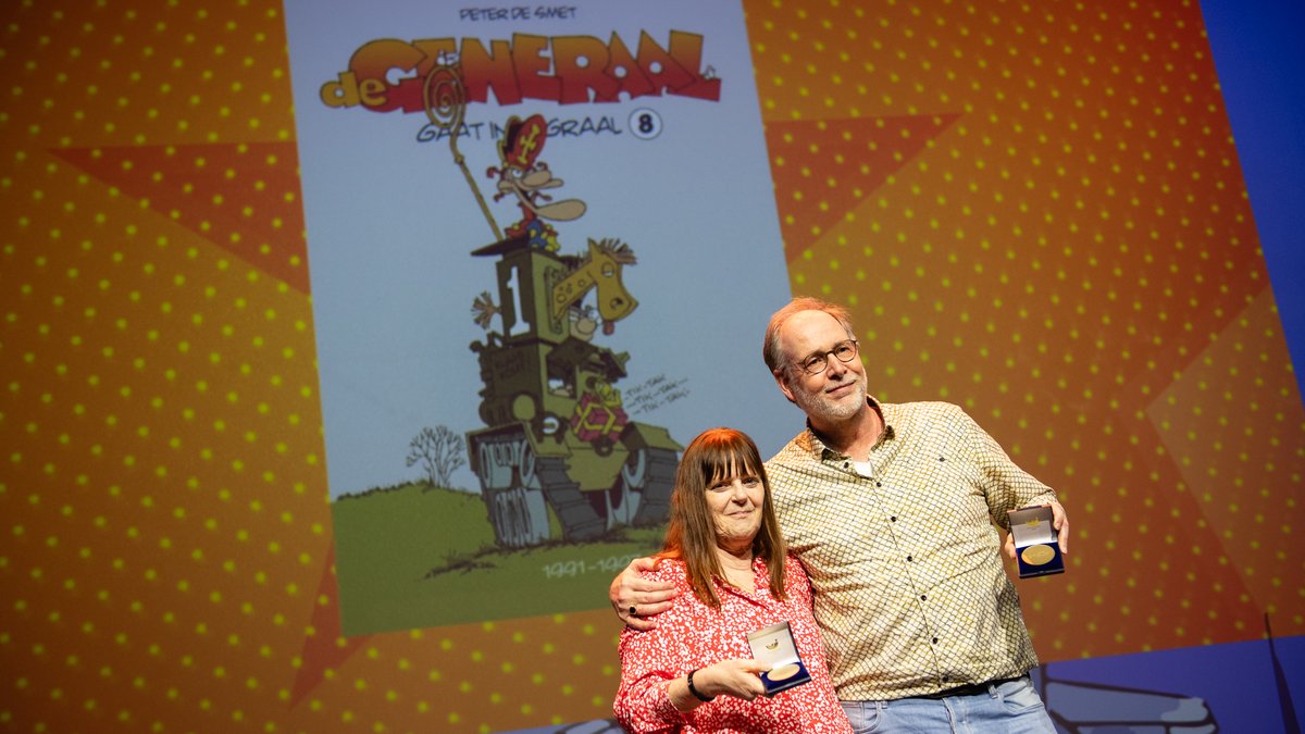 De Generaal gaat Integraal’ is uitgeroepen tot BESTE INTEGRALE 2023! De samenstellers Erwin Lammerts en Mariella Sormani mochten beiden de felbegeerde Stripschappenning in ontvangst nemen tijdens het live event <a href="/Storyworld_nl/">Storyworld_nl</a> 
uitgeverijpersonalia.nl/product-catego…

Foto bobbistiek <a href="/Stripschap/">Het Stripschap</a>