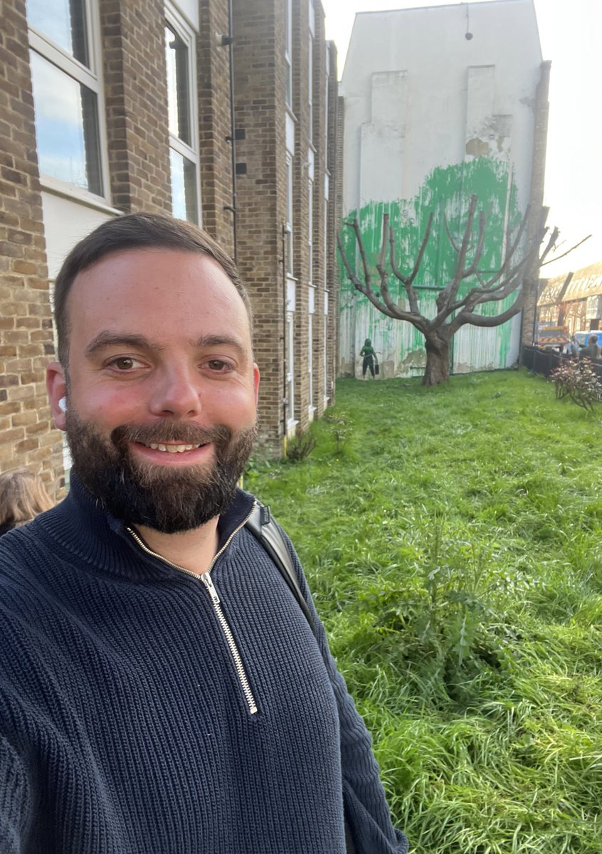 dolan93's tweet photo. Up early this morning to see Banksy’s new artwork in Finsbury Park #banksy #banksytree #finsburypark #banksylondon https://t.co/oenqlrJT3B