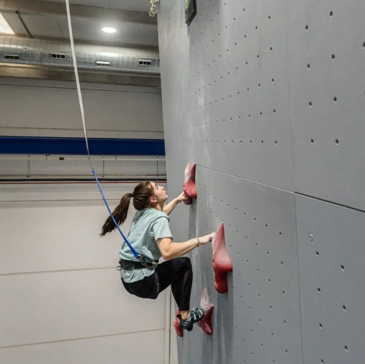 Carla Martínez ho torna a fer 🧗‍♀️ La del Baix Llobregat es converteix en la primera escaladora de velocitat catalana en baixar dels 7 segons en el mur de 15m i estableix un NOU RÈCORD 💥 ➕ INFO➡️tuit.cat/T8c74 #sentlamuntanya #sommuntanya #escaladafeec