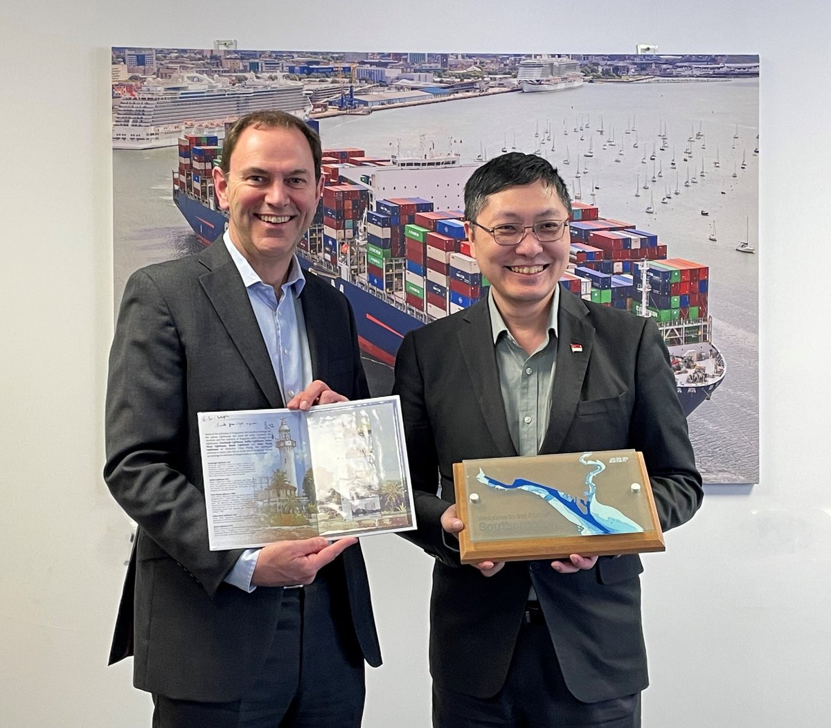 ABP Southampton News Release: Ports of Southampton and Singapore explore green transport cooperation abports.co.uk/news-and-media…