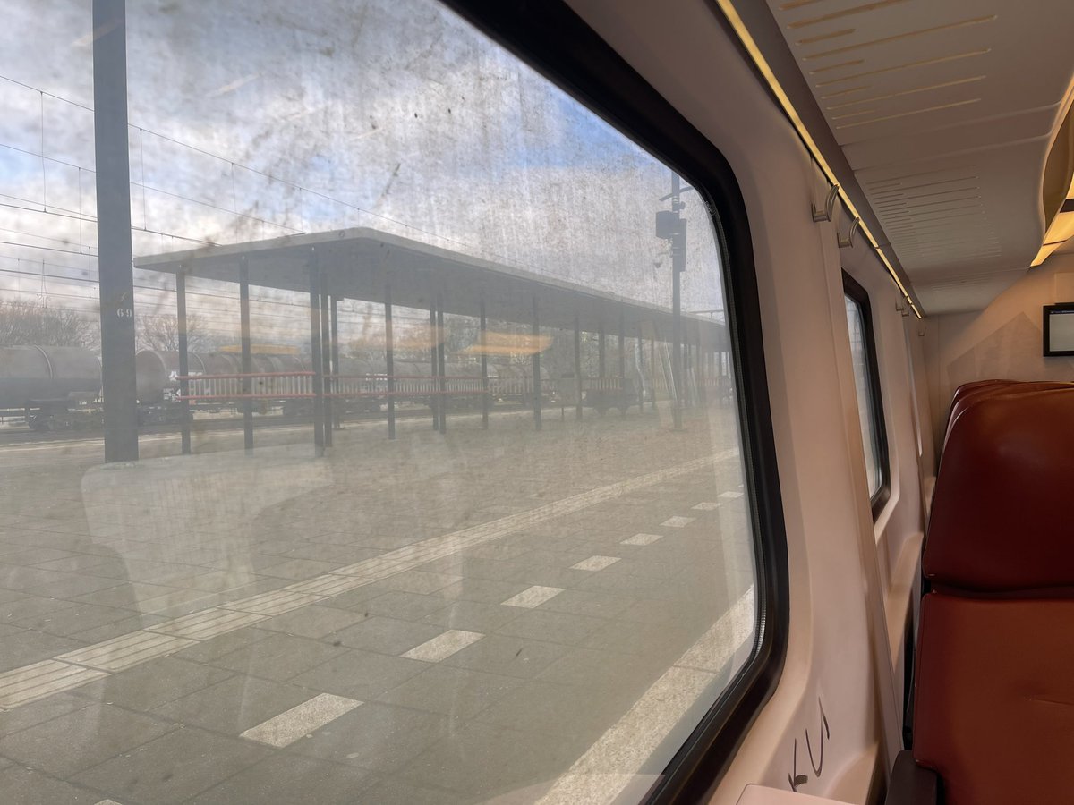 Vuil. De trein eens wassen, zit er niet meer in bij de NS. Symptomatisch voor hoe ze hun zaakjes verzorgen? We betalen er ook voor, toch? Verzorg jezelf! #veewagon <a href="/NS_online/">NS online</a>