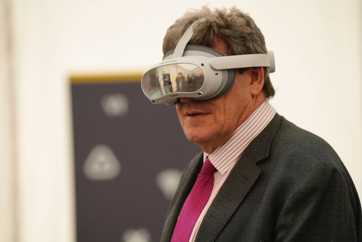 🥽 El ministro @joseluisescriva ha inaugurado la #ExperienciaINCIBE en Albacete, un programa de realidad virtual que conciencia de la importancia de la ciberseguridad y que recorrerá toda España durante los próximos 3 años