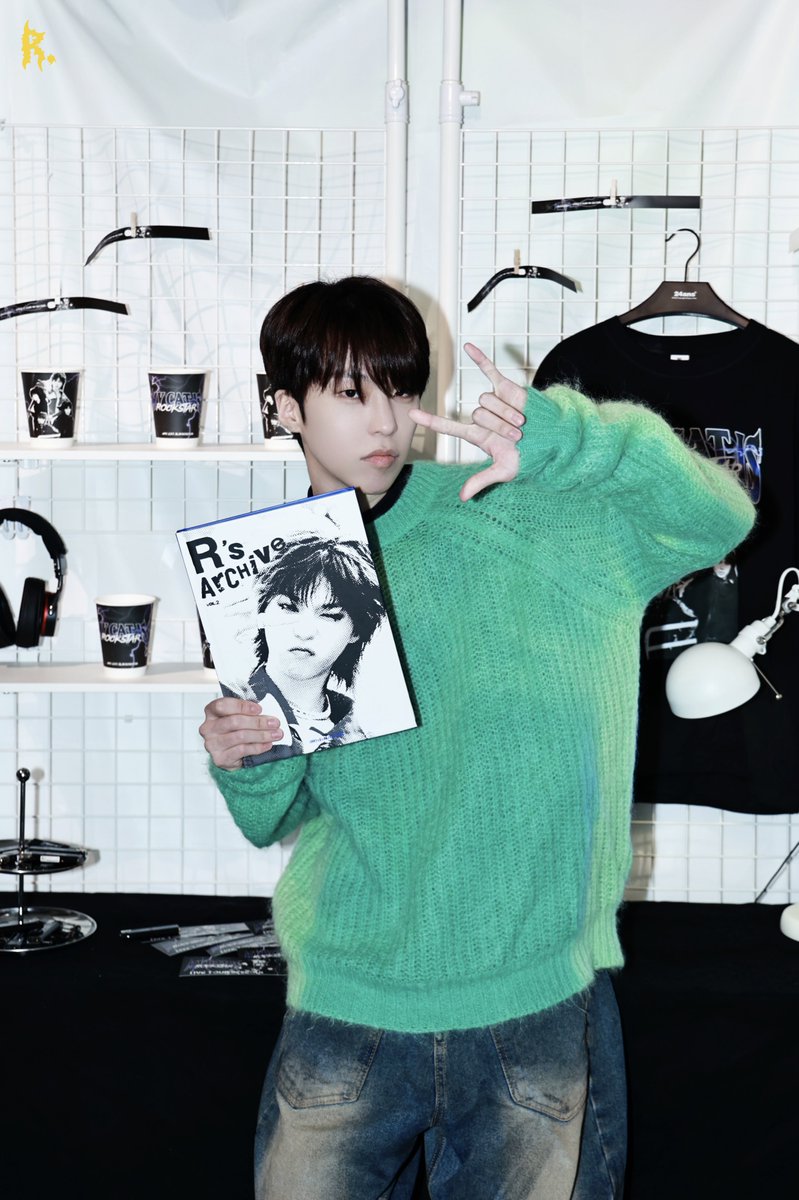 240318

#GHOST9 #고스트나인 #SHIN #이신 #MY_CAT_IS_ROCKSTAR