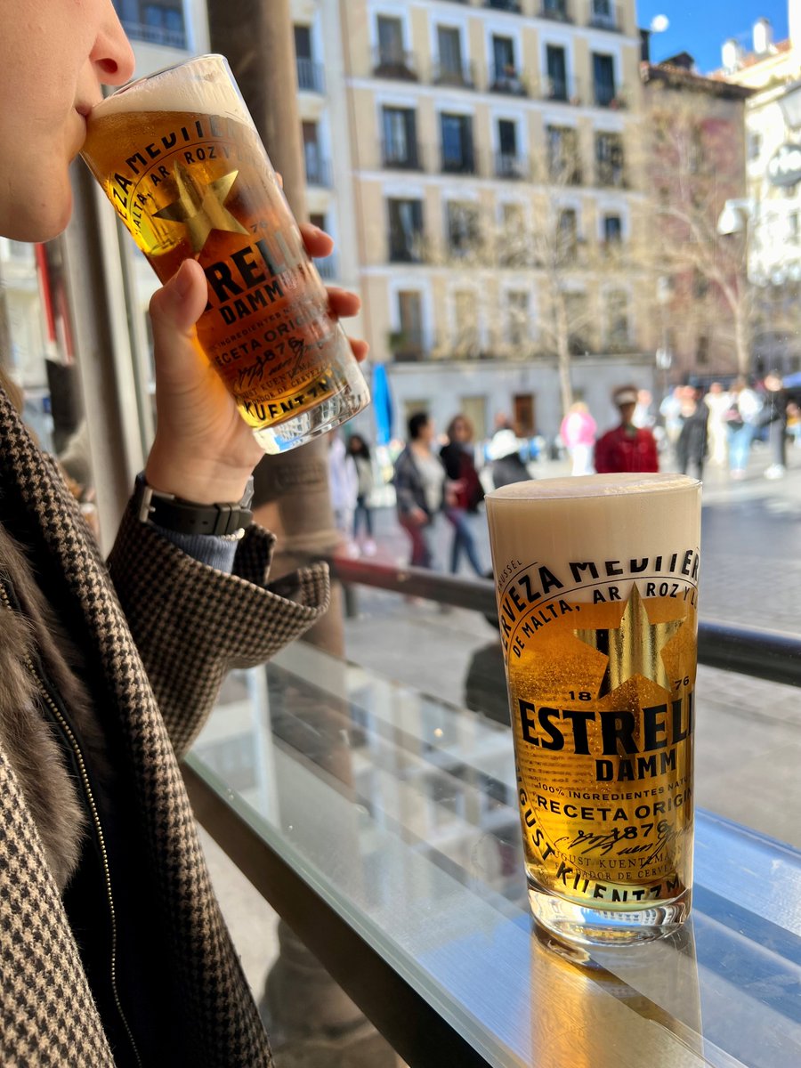 Disfrutando de una cerveza de @estrelladamm @grupo.arzabal . . #mercadodesanmiguel #sanmiguelmarket #foodie #foodiemarket #foodmarket #eatmadrid #madridspain #madrileñeando #gastromadrid #mercadosanmiguel #madrid #madridfood #bebida #cerveza #beer