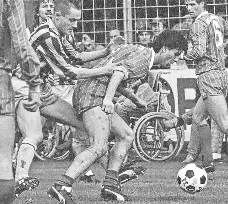 Christian #Streich (Stuttgarter Kickers) bearbeitet Joachim Löw (SC Freiburg), 1986.