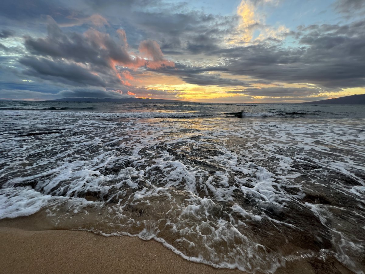 The storm calmed down just enough to enjoy the most spectacular sunset ⛅️
#oceanview #oceanfront #resort
#mauivisionrentals #mauivacation #beach
#surfing #love #hawaii #whalewatching
#discovermaui #aloha #travel #rentals
#vacationrental  #sunsets #rentals