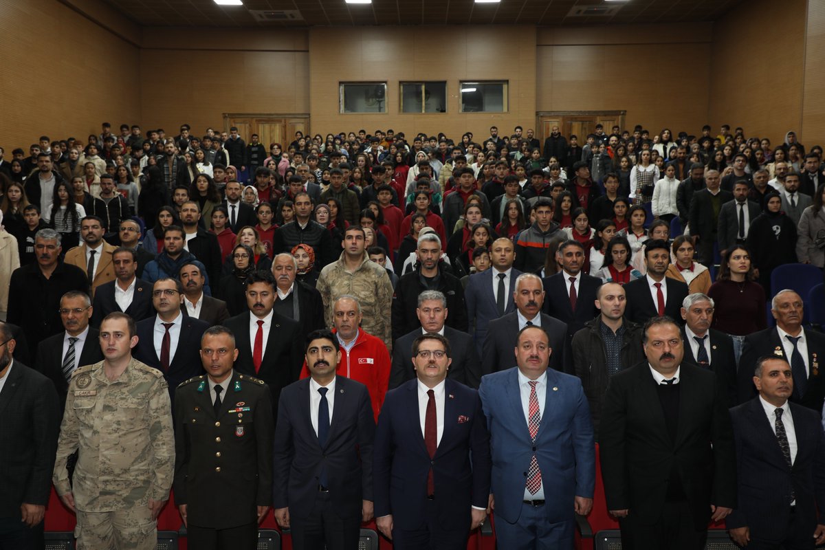 Vir_Kaymakamlik's tweet photo. KAYMAKAMIMIZ SN. ÖNDER KOÇ, 18 MART ŞEHİTLERİ ANMA VE ÇANAKKALE DENİZ ZAFERİ PROGRAMINA KATILDI

Kaymakamımız Sn. Önder Koç, 18 Mart Şehitleri Anma Günü ve Çanakkale Deniz Zaferi'nin 109. yıl dönümü münasebetiyle Viranşehir Belediyesi Kültür Merkezi'nde İlçe Milli Eğitim Müdürlüğünce düzenlenen programa katıldı.

Program saygı duruşu ve İstiklal Marşı'nın okunmasıyla başladı. Çanakkale Deniz Zaferinin askeri yönünü anlatan konuşmayı Tabur Komutanlığında görevli Teğmen Eray Özmen yaptı.

Kaymakamımız Sn. Önder Koç yaptığı konuşmada, 18 Mart Çanakkale Zaferi zor şartlar altında binlerce şehit verilerek kazanılmış mukaddes bir zafer olduğunu söyledi. Kaymakamımız Sn. Önder Koç, "18 Mart Çanakkale Deniz Zaferinin 109. Yıl dönümünü ve Şehitlerimizi Anma Günü'nü kutluyoruz. Gazi Mustafa Kemal Atatürk olmak üzere, bu aziz vatan ve kutsal değerlerimiz uğrunda canını feda eden, bu toprakları bizlere vatan yapan kahraman Şehitlerimizi rahmet, minnet ve şükranla anıyor; saygı, sevgi ve selamlarımı iletiyorum." dedi.

Konuşmaların ardından şehitler için Kur'an-ı Kerim okundu. Programda ayrıca tiyatro gösterimi, müzik dinletisi, şiir dinletisi ve Çanakkale Savaşı'nı anlatan sinevizyon gösterimi yapıldı.

Program, resim, şiir ve kompozisyon dalında dereceye giren ö��rencilere ödülleri verilmesi ile sona erdi.

Programa Garnizon Komutanı Piyade Yarbay Murat Demirer, Viranşehir Belediye Başkanı Salih Ekinci, Cumhuriyet Başsavcısı Enes Serdar Aydoğan, ilçe protokolü, öğretmen ve öğrenciler katıldı.
@onderkoc13
