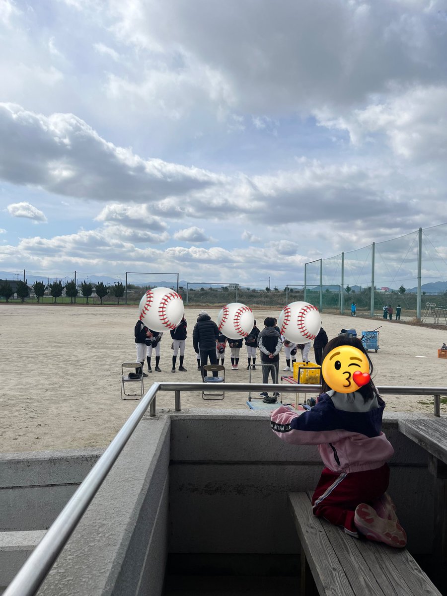 mocco_0207's tweet photo. 4人の野球部に新たな仲間達が😭
小学校を卒業した子達が7人も部活に参加してくれるようになりました😭
この日を待っていたよ😭
練習に外野がいる喜び😭
もう息子も嬉しさ爆発でより一層大きな声で練習してる姿に泣けた😭
初戦は4月!!!!息子が入学して初めて、我が校だけで試合に出れそうです😭 https://t.co/4n9p9w0qRa