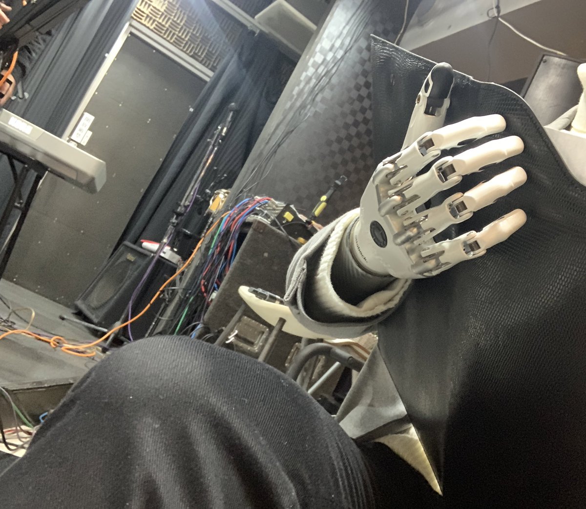 CyanKuni's tweet photo. イベントではよくMCをやらせていただくことが多いですが、実は学生時代は人前で話すのが大の苦手でした。
今は得意✨✨

そして今はMCの仕事が大好き✨✨

#MC #仕事 #義手 #筋電義手 https://t.co/A3z6U1l3AB