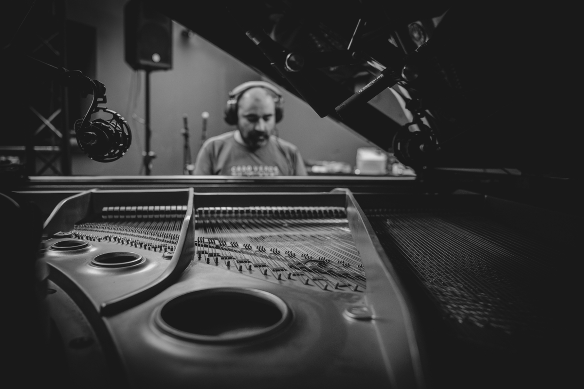 Nous avons investi toute notre passion dans ce premier album. 
😍 Nous voulons remercier Serge Morattel, Gaël Rabbiosi et Château rouge, Jeremie Vailloud, Alex Averty et l'Atelier, Olivier Azemar et la Machine Utile, ainsi qu'Elodie Cilente, Stéphane Cézard et Jérôme Ceccaldi