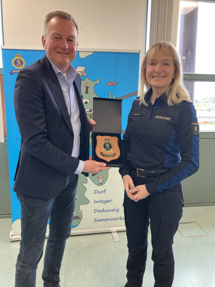 Vanmorgen directeur-generaal Van Schelven van de Douane ontvangen.Ik heb mijn waardering uitgesproken over de sterke samenwerking tussen hun en ons haventeam.Samen werken aan bestrijding ondermijning, drugs en illegale handel in de haven van Velsen met tastbare resultaten!