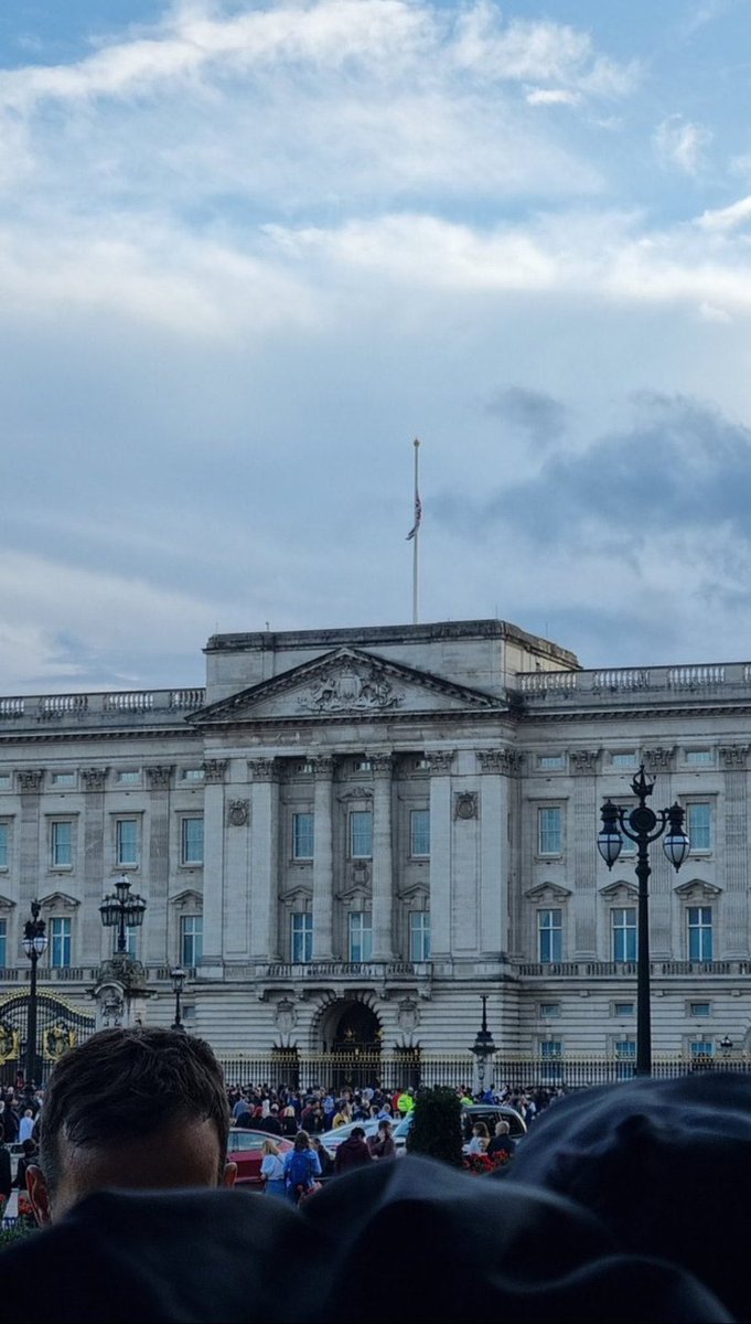 Flag of Buckingham Palace has been lowered,  
Is kate dead?

#KateGate #KateMiddleton #KateMiddletonEXPOSED