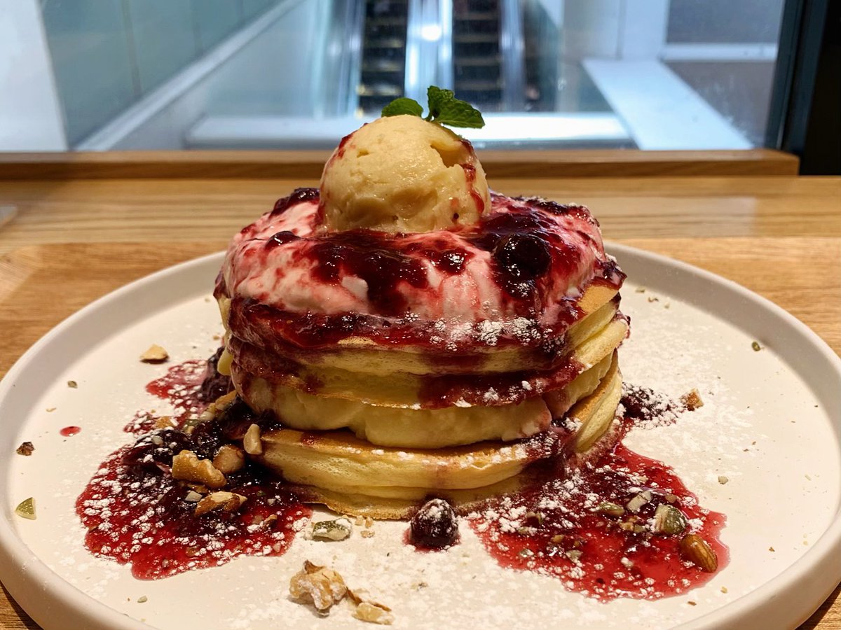 西船橋にあるカフェ「CAFE DULCET」いってきました♡
・ミックスベリーパンケーキ
ナイフがスッと入る柔らかさでこれは良いパンケーキ😍
駅ナカにあって人気だからか少し並びました！でも美味しいし納得だわ👍✨