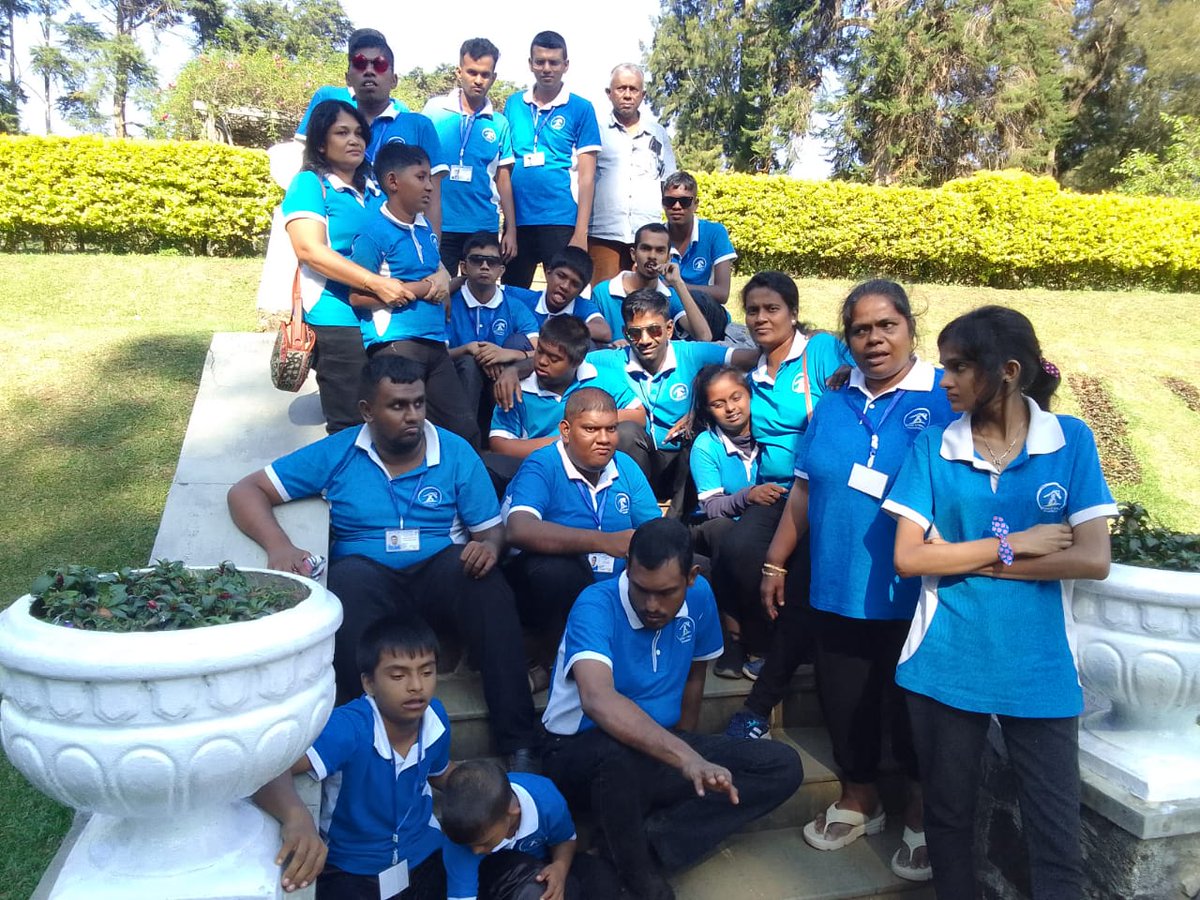 FundacionGE's tweet photo. Los chicos de #HouseofMercy y sus familias exploran Nuwara Eliya en Sri Lanka, gracias a la colaboración junto a la Fundación Gomaespuma desde 2018.
Un viaje que promueve el aprendizaje y el intercambio cultural. 🧡🥰 https://t.co/gyPuTHKGT7