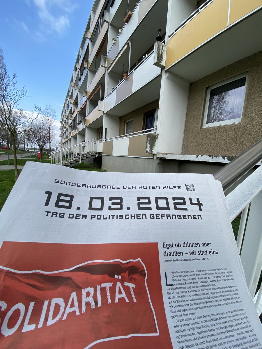 RoteHilfeMD's tweet photo. Am Tag der politischen Gefangenen, dem heutigen 18. März, verteilen wir fleißig die Sonderzeitung der Roten Hilfe in ganz #Magdeburg. 

Egal, ob drinnen oder draußen: Wir sind eins! https://t.co/1Xp5jWJSAo