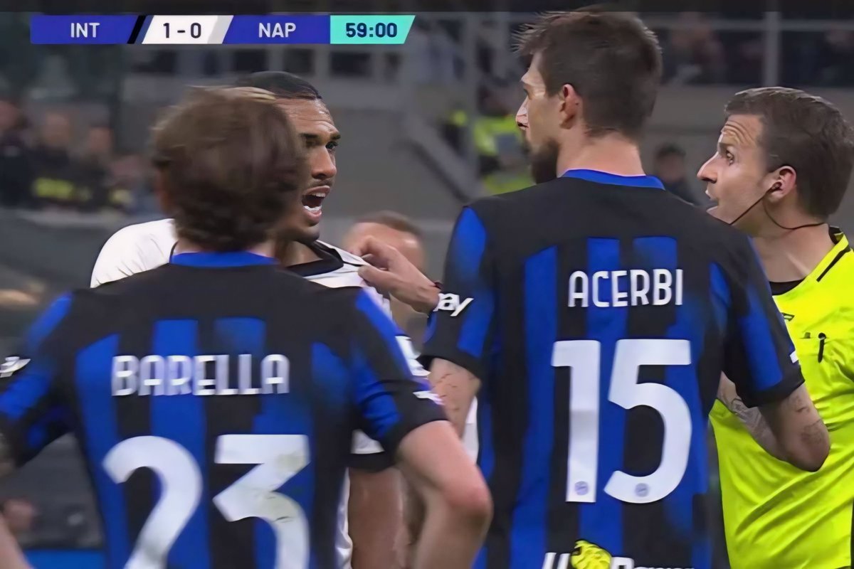 #Acerbi ha sconfitto il tumore; ora deve sconfiggere la stupidità. #JuanJesus lo ha assolto, definendolo 'persona intelligente'. Con la patch #KeepRacismOut sul braccio, proprio un atto intelligente non è stato. Quando le tragedie personali non insegnano a comportarsi civilmente.