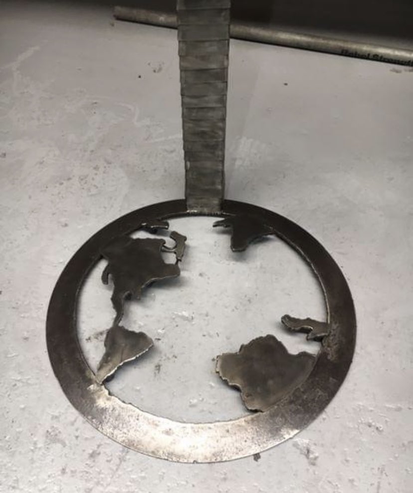 sladeweld's tweet image. This little guy sat looking down on the earth thinking “what a mess” .. 
nice poignant sculpture I made a while back. 
find smiles where you can people, it can be rough out there. 
🌙
🌎
#MondayMood 
#dostuff 
#makethings 
#creative #metal #art 
#madebyme #commisionsopen…