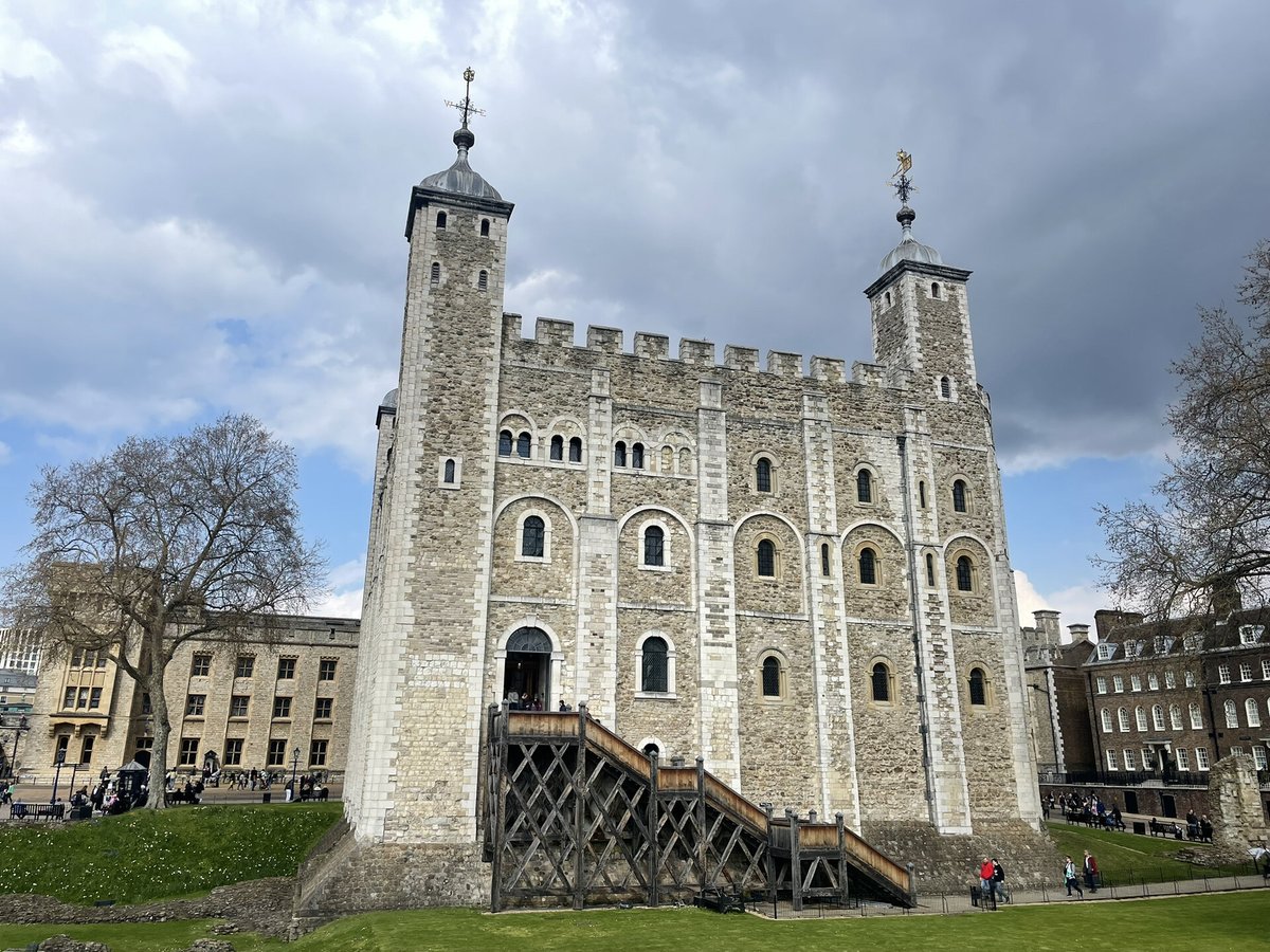 Robin45897321's tweet photo. That has had many fantasy historical stories. It has been used as a palace and a prison. Hahaha, If you feel bored, it is good to take a stroll. https://t.co/sBTSclaMUf