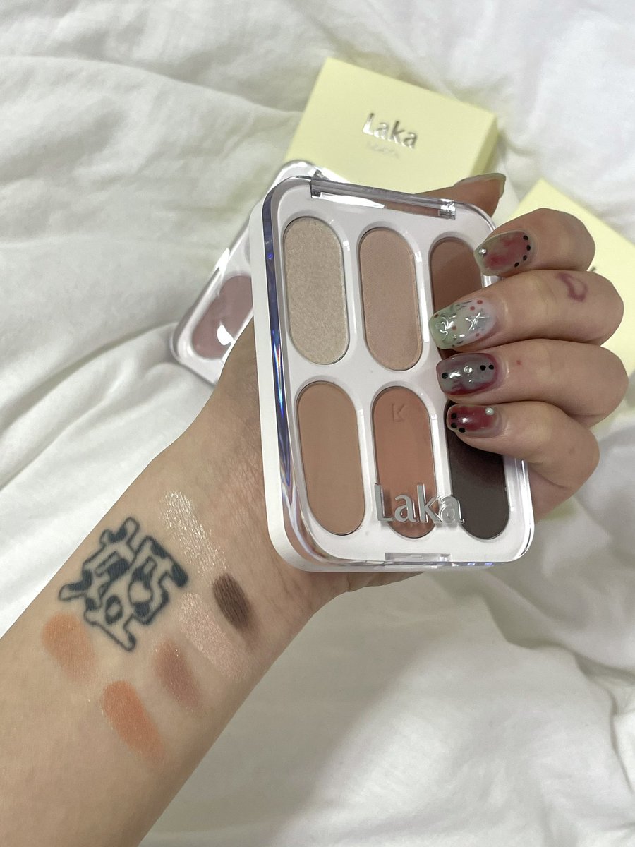 #광고 #RT이벤트 
알티 추첨 3분께 프림로즈 팔레트 보내드려요!

라카에서 new! 두 컬러 아이팔레트가 나왔어요!
굉장히 손이 잘 가는 컬러들이 모여있어서 데일리 팔레트로 잘 쓸 것 같아요!

전 요즘 웜톤 메이크업에 빠져서 텐피치 사용해보았어요>.<

#라카 #포에버6아이팔레트 #팔레트추천