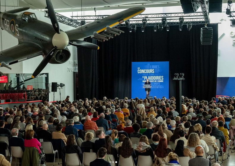 🎤 Le concours de plaidoiries du @CaenMemorial nous donne toujours beaucoup d'émotions. Chaque participant, dans les catégories lycéens, élèves avocats et avocats, a utilisé toute sa verve pour défendre un cas de violation des droits de l'Homme devant un public de 1500 personnes.