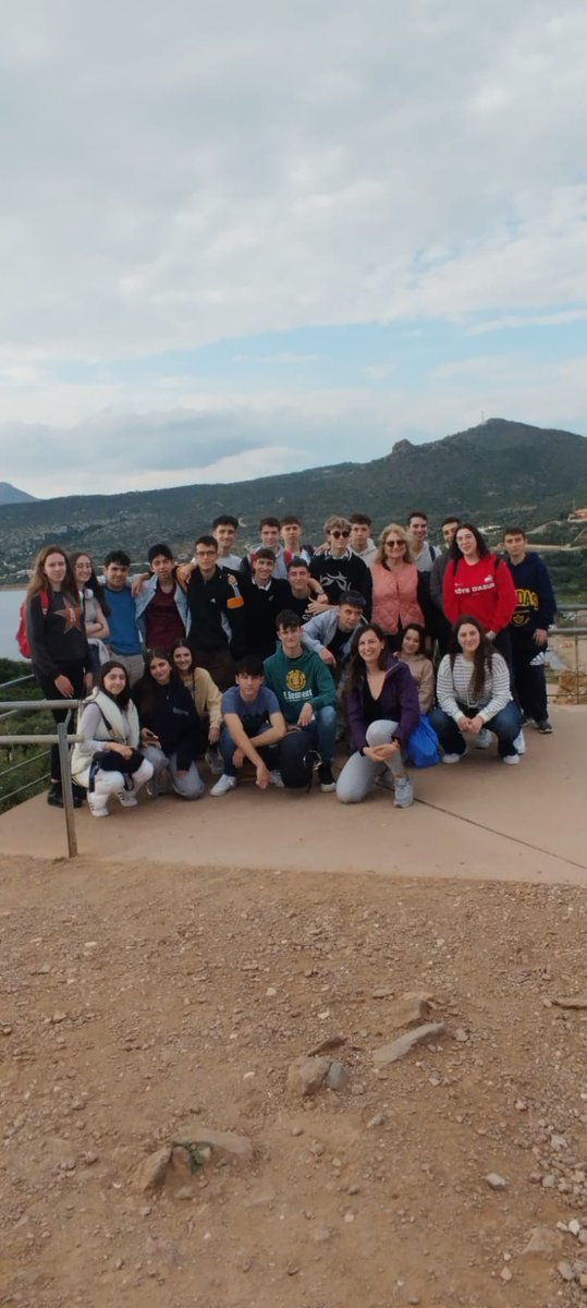 Ya han regresado los alumnos de 1° de bachillerato de Grecia. Han aprendido muchísimo en este viaje: arte, paisajes, costumbres, gastronomía... Y todo con la mejor compañía. Qué más se puede pedir?