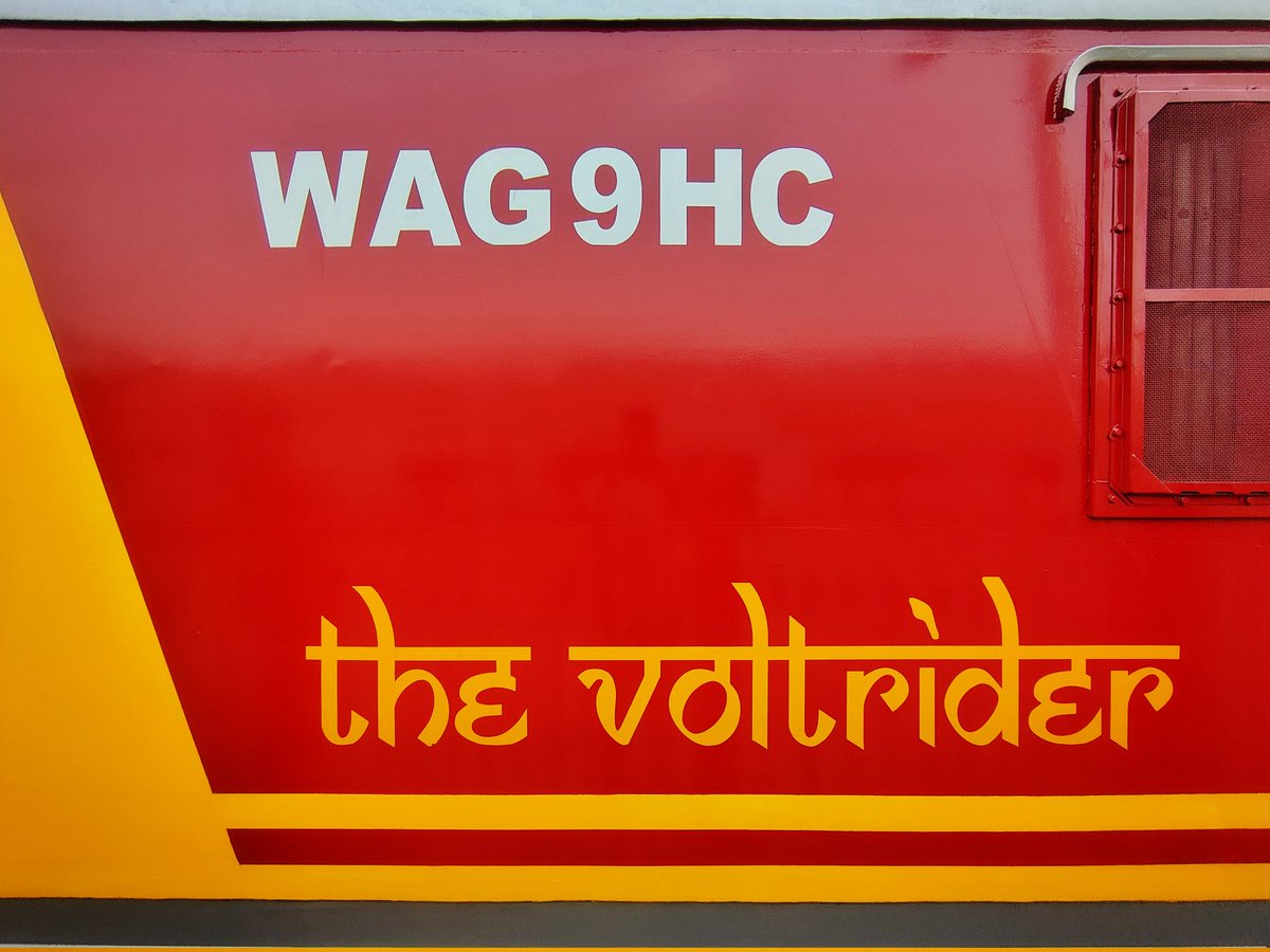 KJM's Beauty Contest participating locomotive - WAG-9HC 41599 - The VoltRider resting at Yesvantapur.
#IndianRailways #SWR #WAG9 #Krishnarajapuram #Yesvantapur #beautycontest #Voltrider @KARailway @SWRRLY @NammaRailways @bengalurutrains #electrification